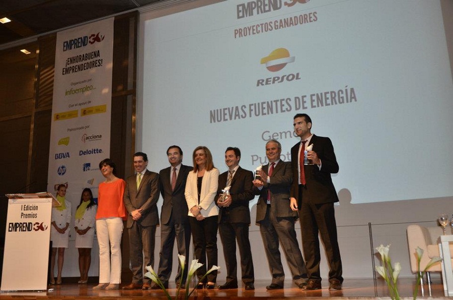 Jóvenes emprendedores de la provincia de Alicante reciben premio nacional en energía de manos de la Ministra Fátima Báñez.