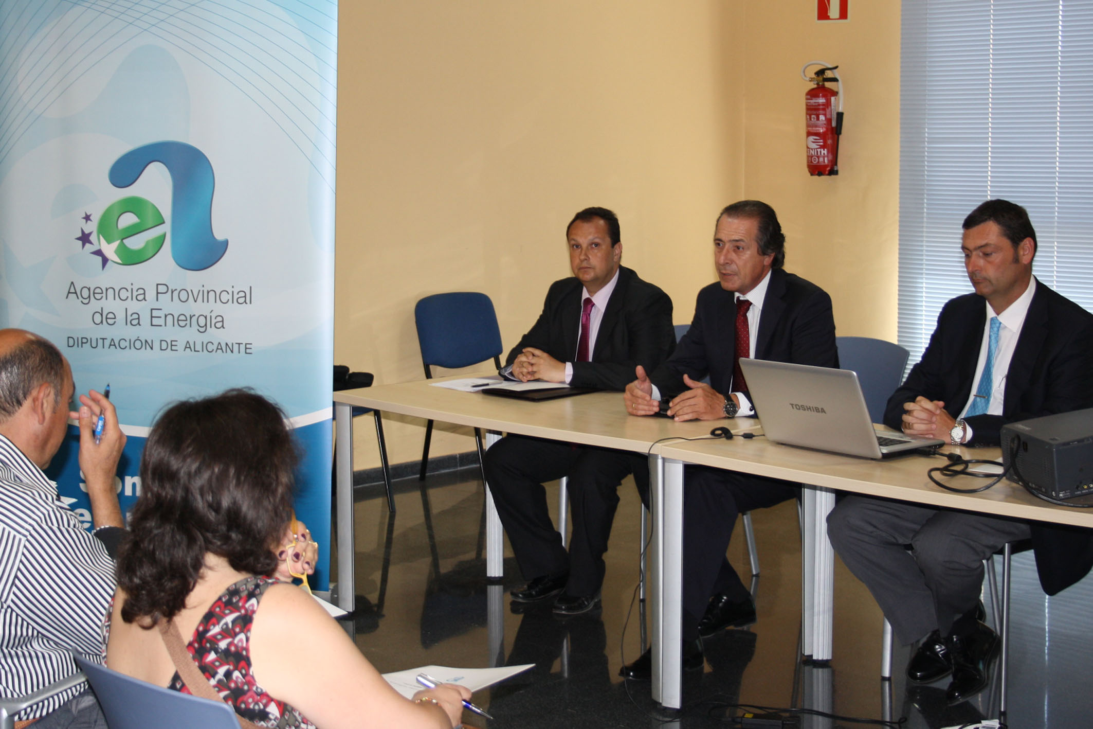 La Agencia Provincial de la Energía de Alicante asesora a los municipios de la Montaña para ahorrar energía en el alumbrado público